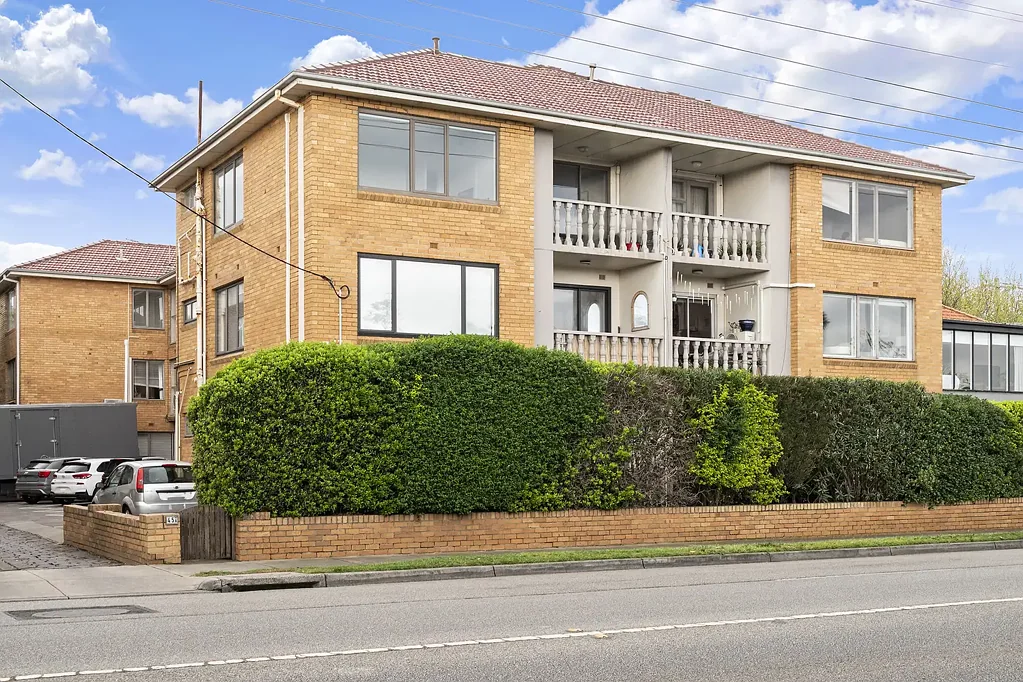 Stylish Apartment with Parking in Elwoods Golden Mile!