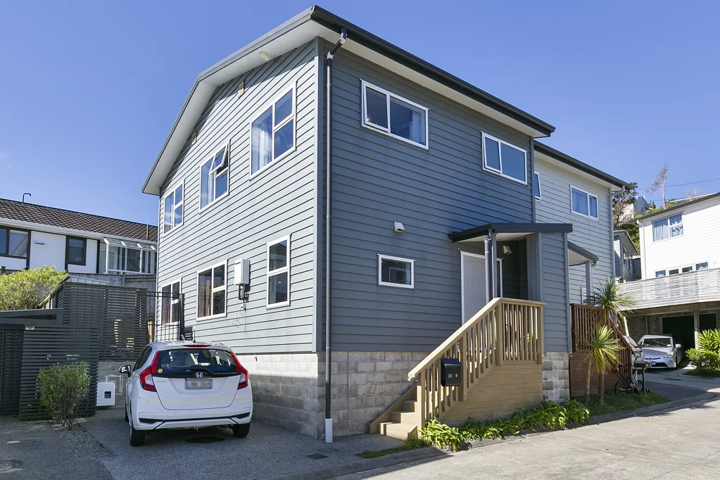 Newlands 3房  Modern & Low Maintenance with Freehold Title
