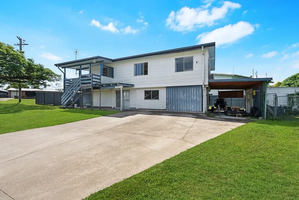 Point Vernon 3कमरा Versatile Coastal Home with Dual Living Potential on a Spacious Corner Block