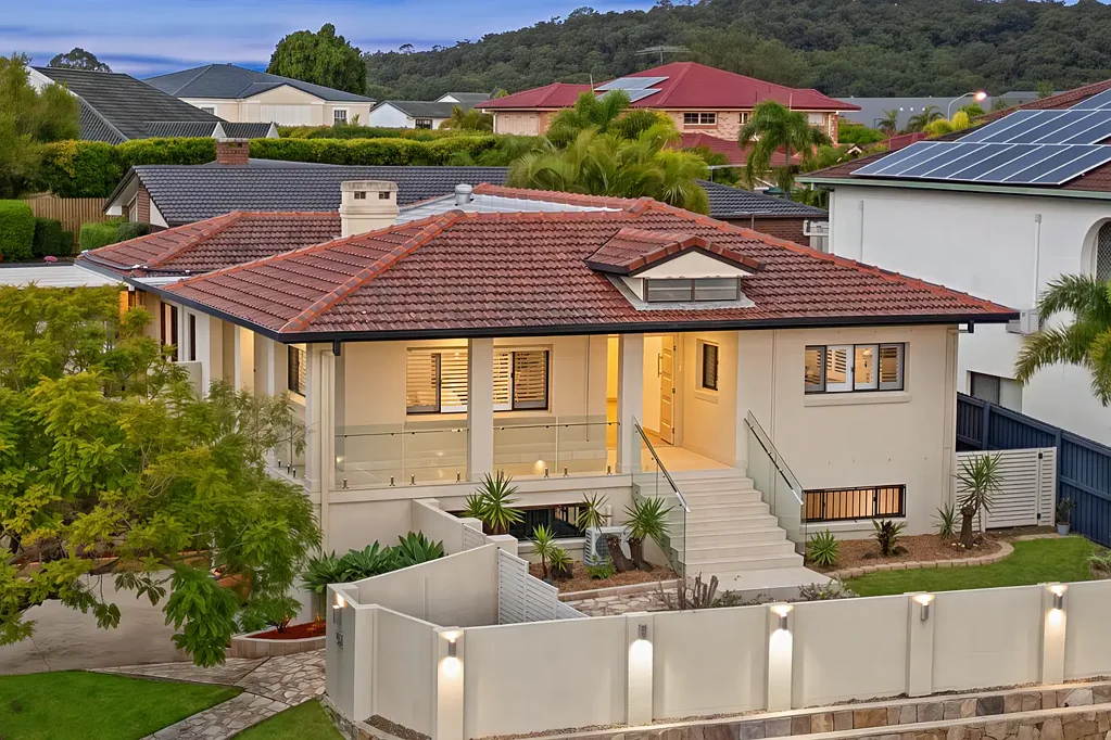 1 Crookston Court, Carindale, QLD 4152