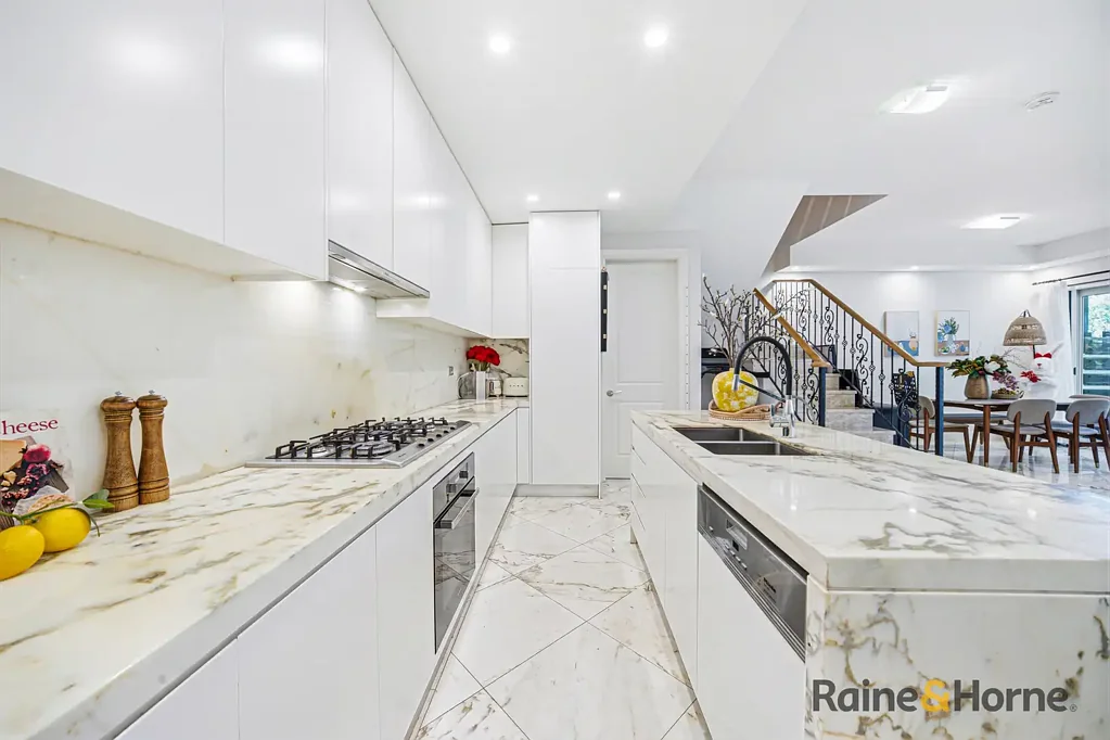 Pymble 4Kwarto Luxury Townhouse with Private Top-Floor Master Retreat at Pymble