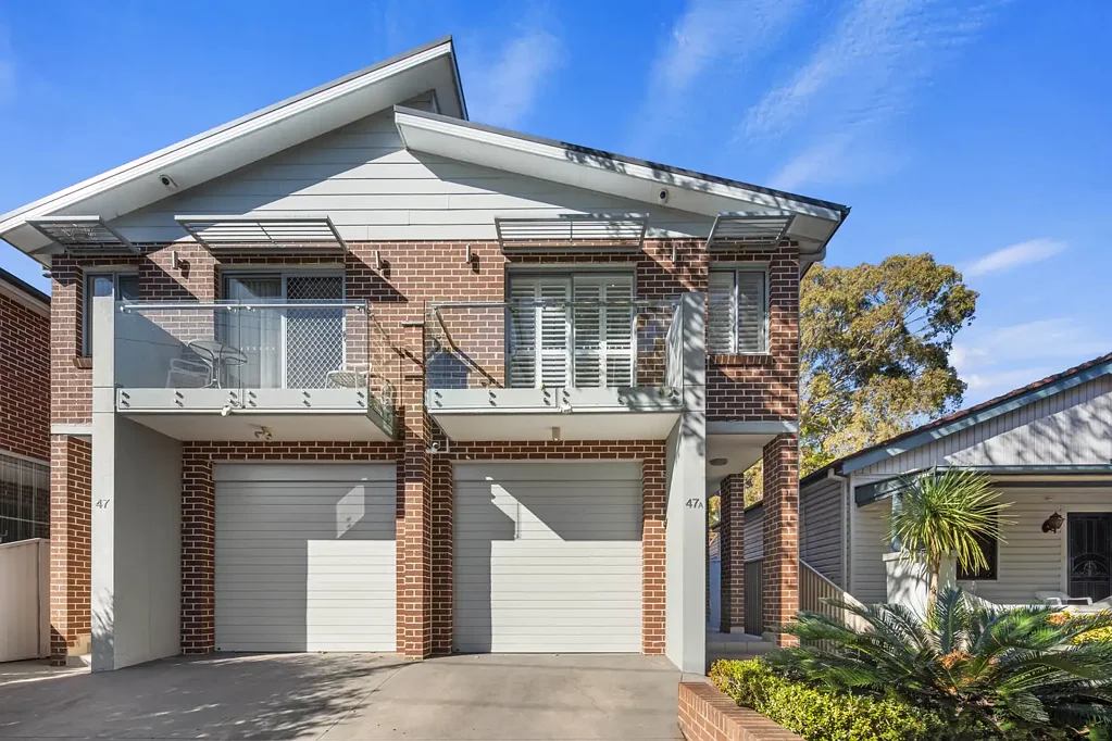 Mortdale 3房 现代双砖双拼别墅，临公园位置 Modern Double Brick Duplex in Parkside Position
