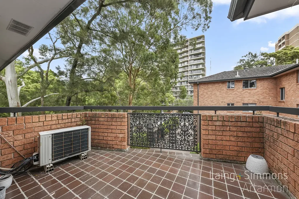 Fully Furnished, Top Floor Immaculate Apartment – Easy Walk to School