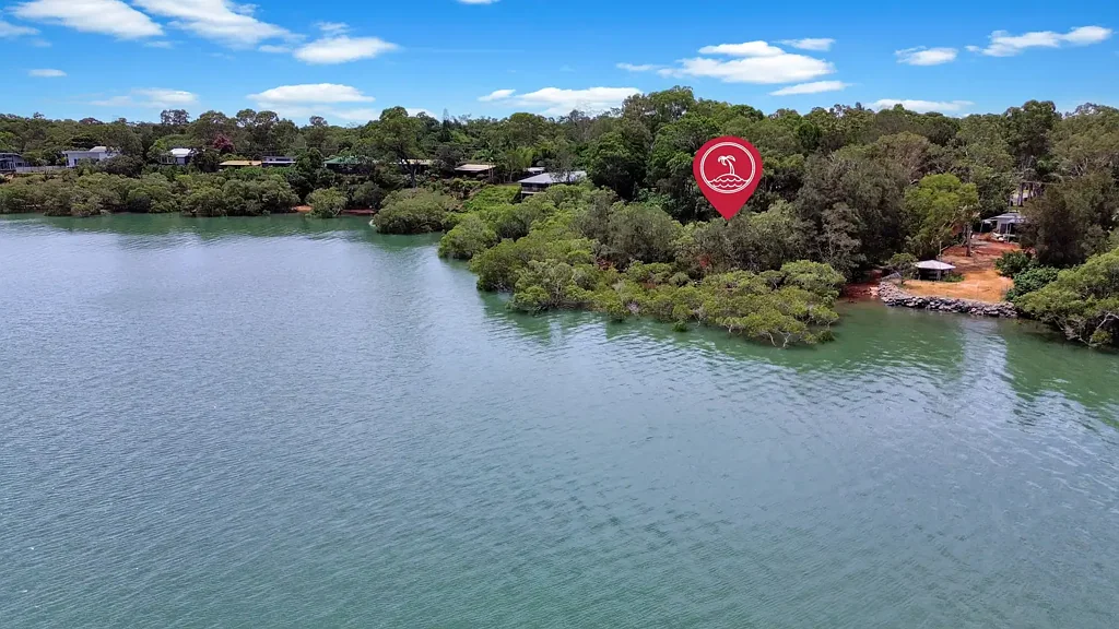 Macleay Island 水岸瑰宝 1239平米地块 紧邻学校码头 步行便利 湾景潜力 优质地块 Prime 1239m² Waterfront Block!