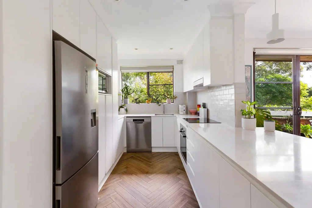 Ashfield 2chambre Renovated Top Floor Apartment with North-Facing Wraparound Balcony