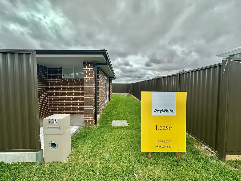 Modern Comfort & Style in a Prime Gledswood Hills Location