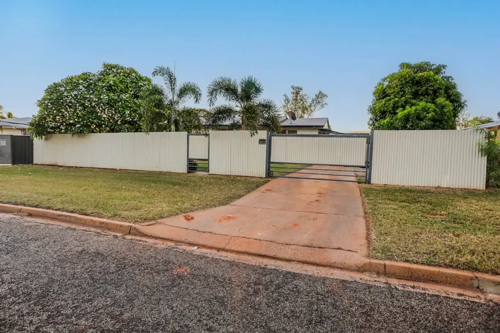 Mount Isa 3房  Rear Access, Big Shed, Entertaining Deck & Family Appeal
