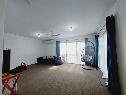3 Bedroom Home on Royal Road, Massey – Prime Location!