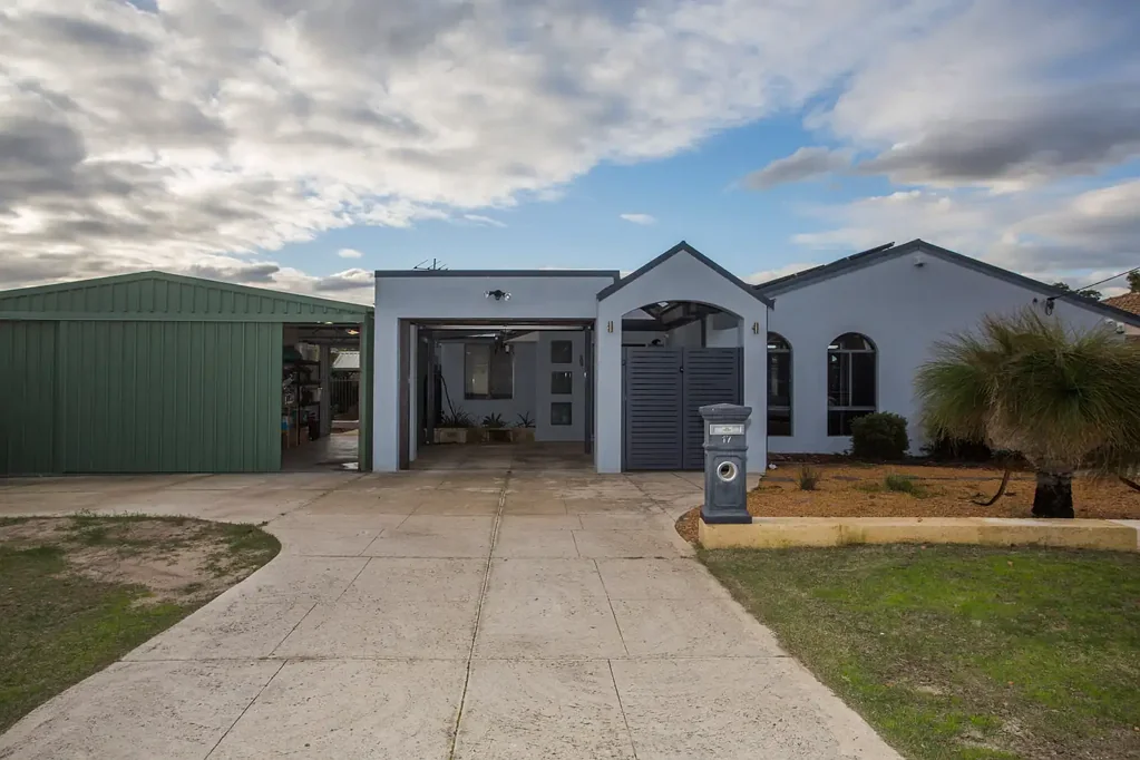 Riverton 4غرفة نوم Situated in a Quiet Pocket, this Quality & Spacious Family Home w/ Concrete Pool & Two Patios & Rentable Studio is a Hidden Gem to any Buyer!