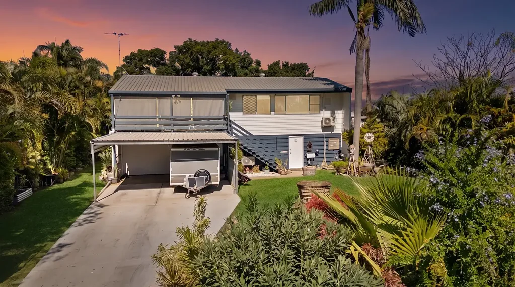Blackwater 3બેડરૂમ Gorgeous Landscaping, Updated Family Home with Private Indoor-Outdoor Living