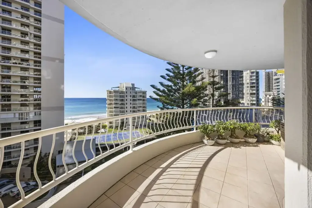 Surfers Paradise 3房  SPRAWLING 166MÂ² BEACHSIDE RESIDENCE - PANORAMIC OCEAN, SKYLINE & HINTERLAND VIEWS