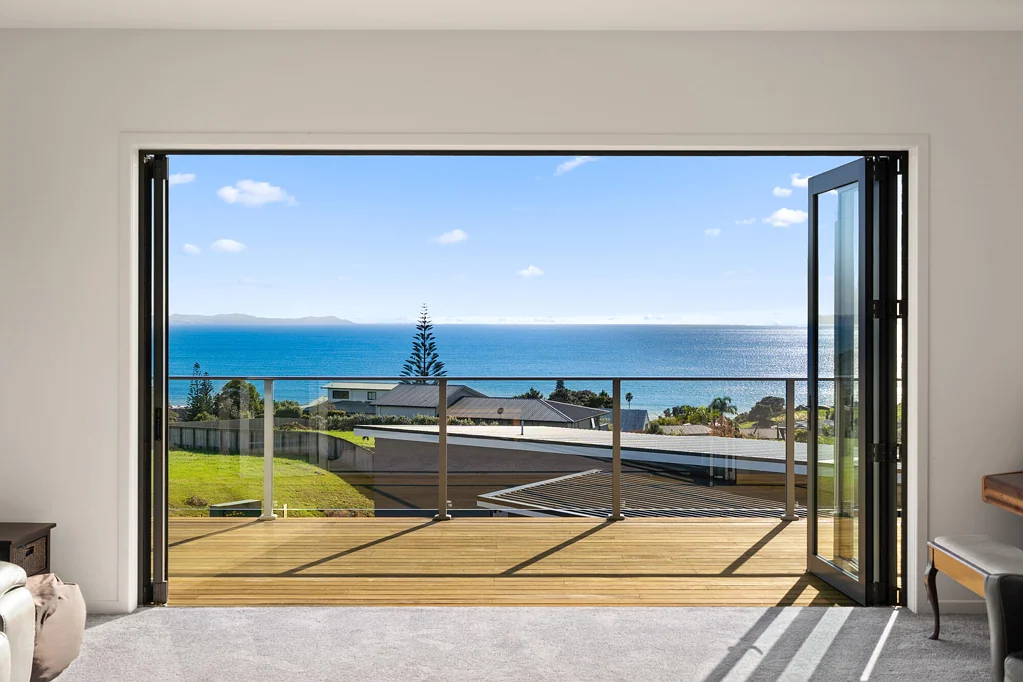 Cable Bay 4房  Spacious Home with Sweeping Sea Views