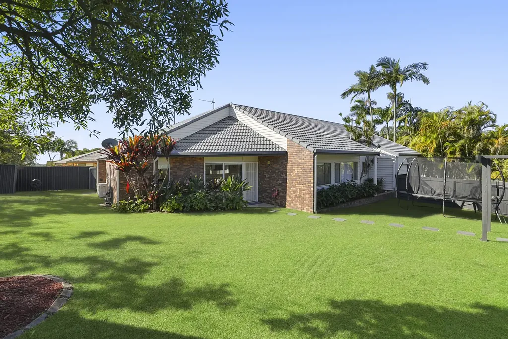 Ashmore 4બેડરૂમ SPACE, PRIVACY & DUAL LIVING POTENTIAL IN STANDOUT ASHMORE LOCATION!