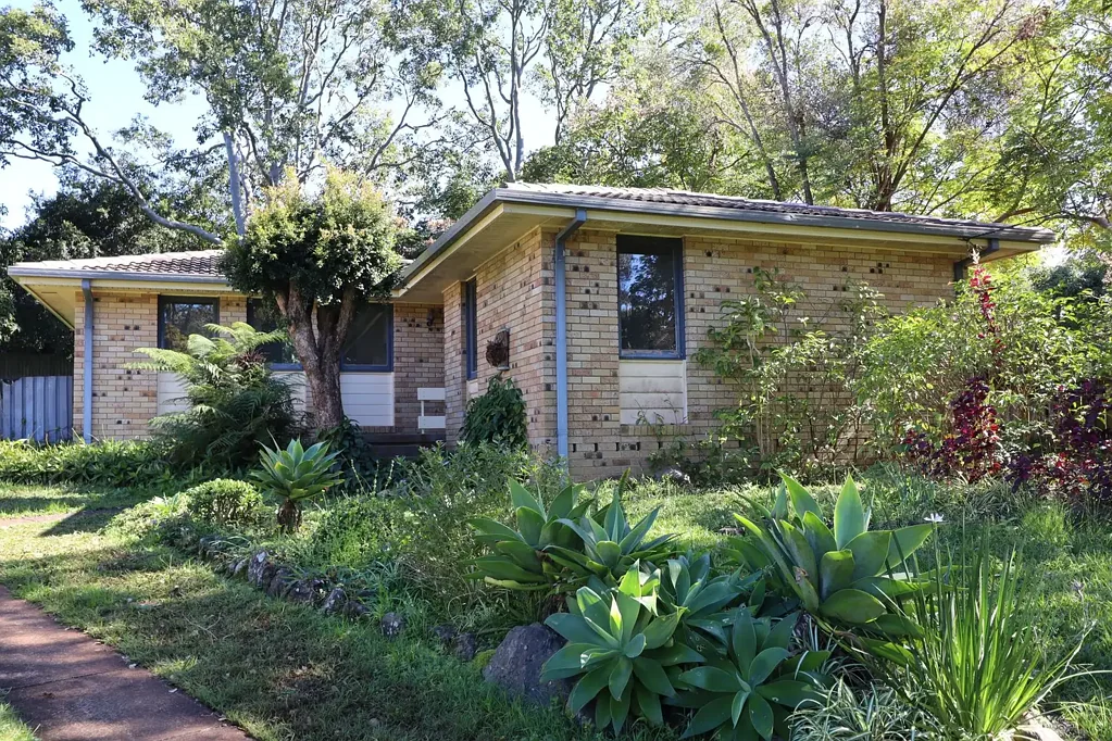 3 BEDROOM BRICK AND TILE HOME