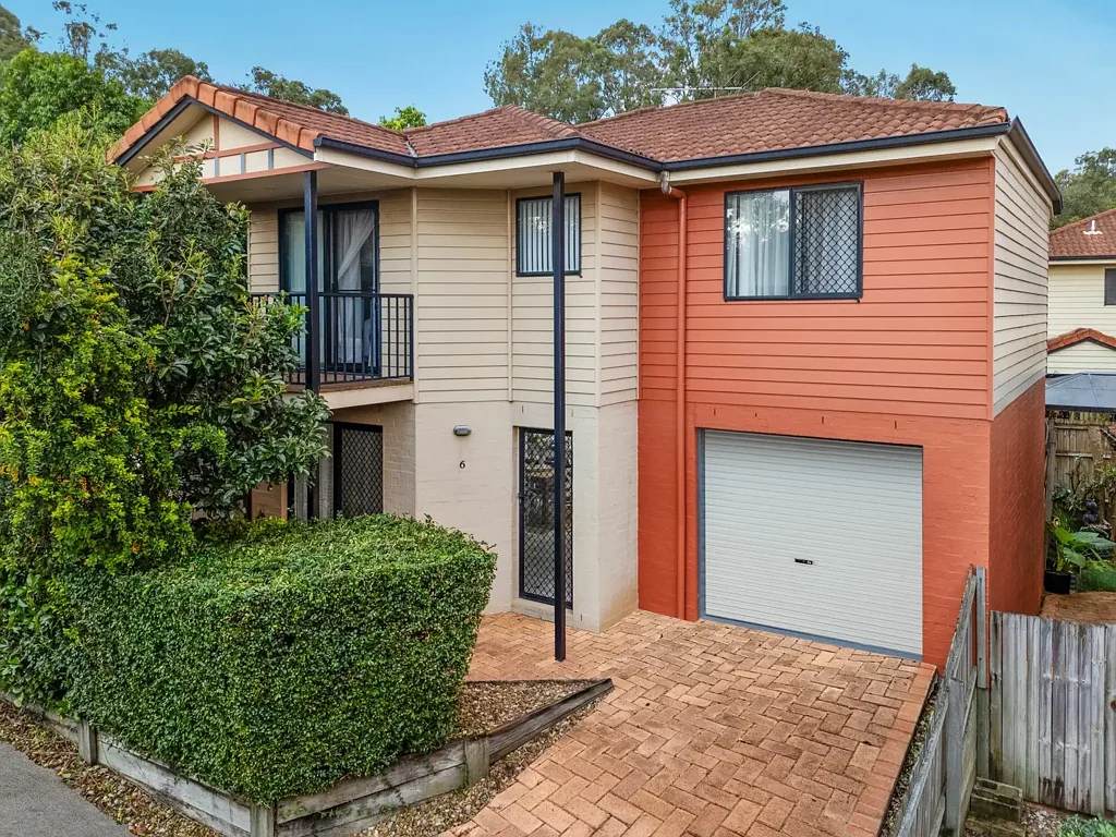 Mount Gravatt East 3Moenga STAND ALONE TOWNHOUSE - RENOVATED WITH FLAIR - EXCELLENT LOCATION!!