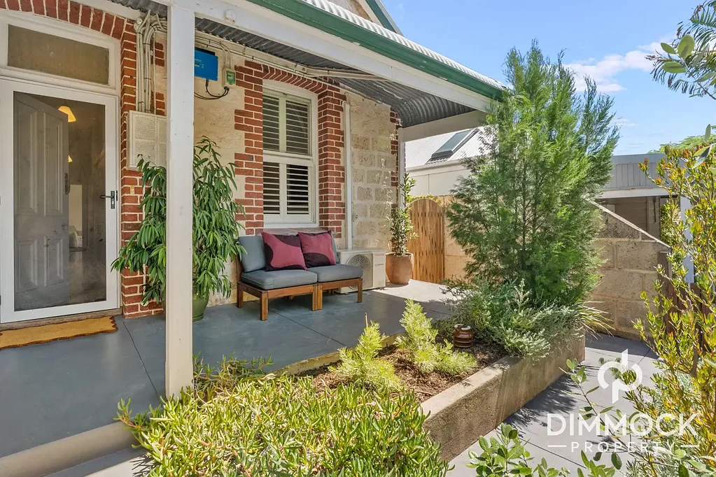 East Fremantle 3房  Beautifully Renovated Home with North Facing  Indoor & Outdoor Living