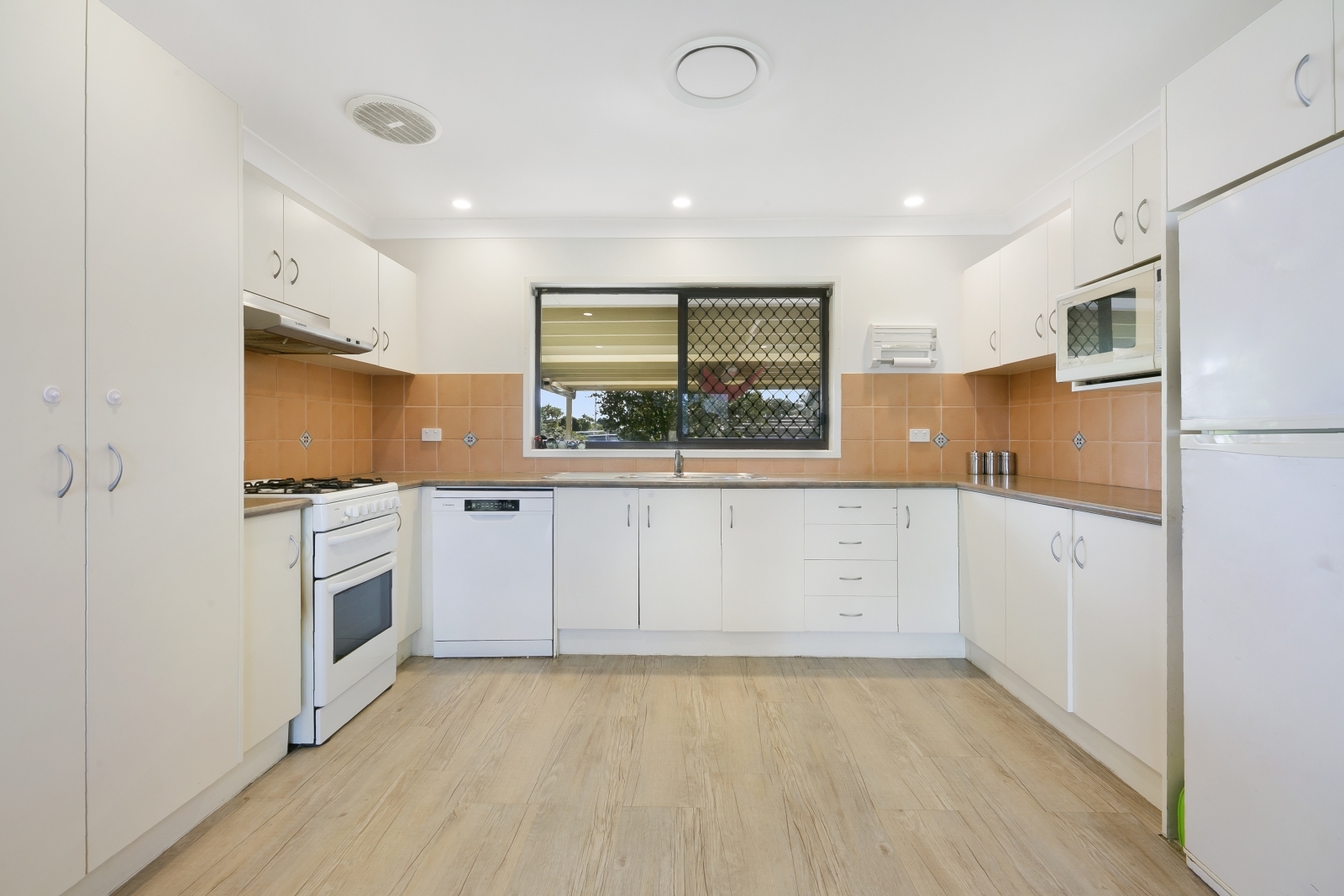 31 SOUTHERLY ST, MERMAID WATERS QLD 4218, 0 habitaciones, 0 baños, House