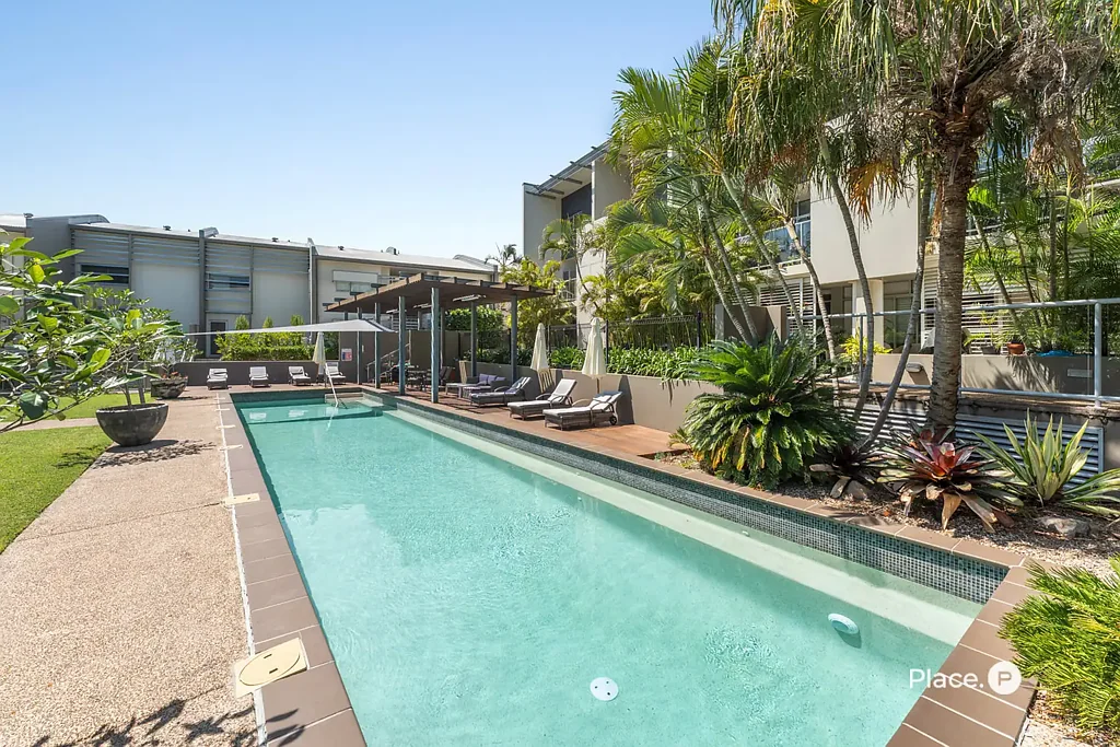 Bulimba 1房 宁静度假村氛围 开阔空间设计 阳台私密景观 邻近牛津街活力 悠闲生活方式 便捷城市通勤 Spacious Riverside Living with Resort Style Pool