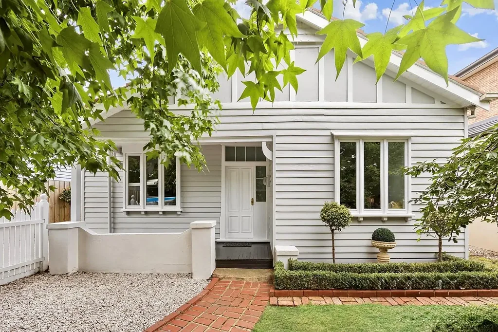 Moonee Ponds 4房 单层宽敞设计 高品质装修 美丽景观花园 四卧两卫住宅 顶级Moonee Ponds区域 高挑天花板 华丽玫瑰木饰 开放式壁炉 多个生活区域 设计师石材厨房 北向阳光露台 成熟花园环绕 后ROW通道 双车库 车间储物 管道供暖 蒸发冷却 短步道Ormond Park 咖啡馆近在咫尺 众多优质学校 Elegant Entertainer with Rear Access and Unbeatable Lifestyle Convenience