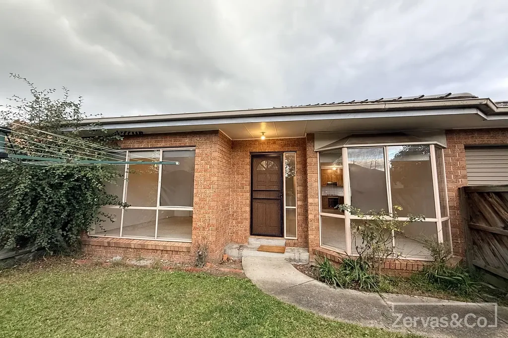 2 BEDROOM UNIT IN CENTRAL CLAYTON