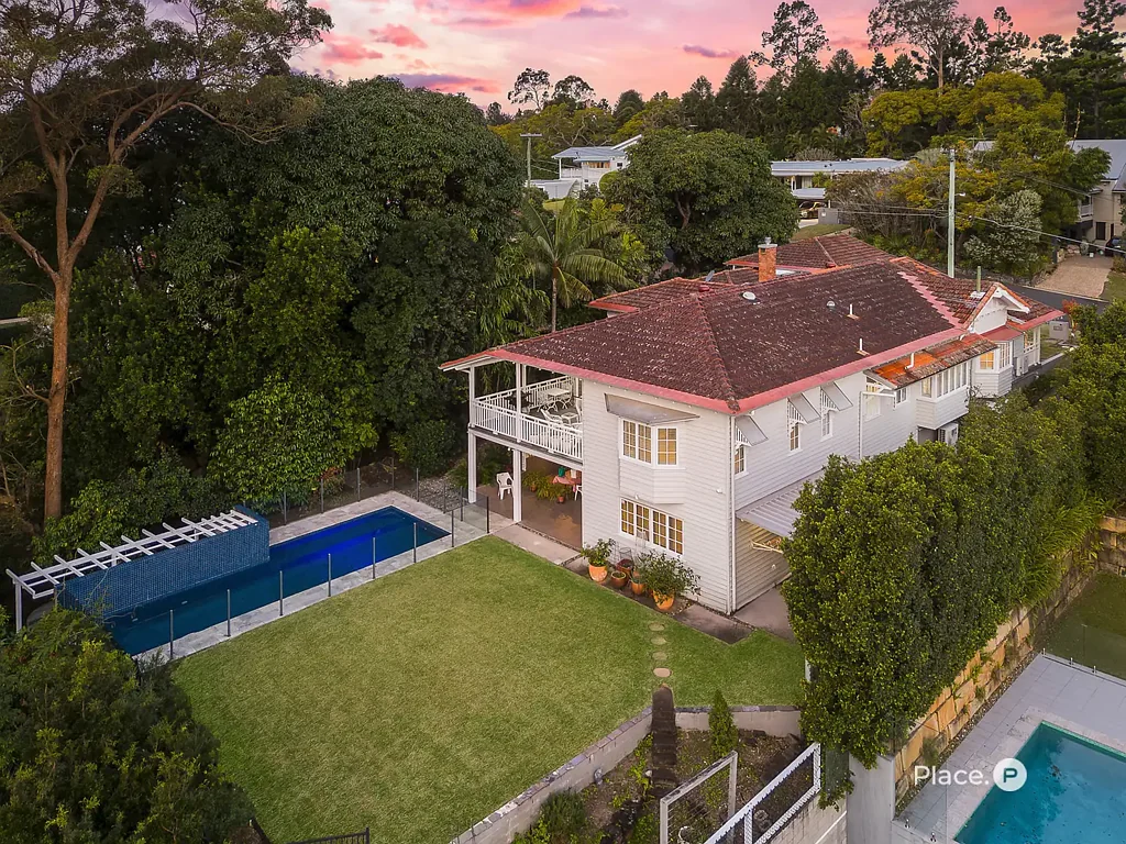 Indooroopilly 4कमरा Indooroopilly Estate on 1,012sqm Offering Space Elegance and Family Versatility