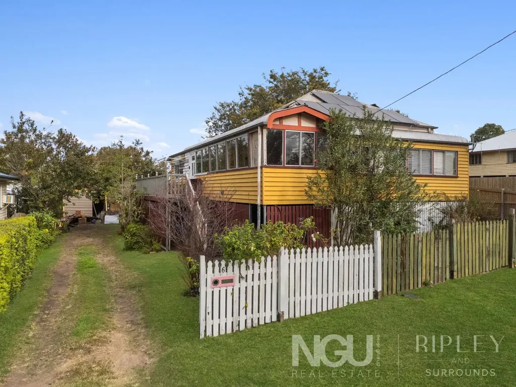 One Mile 3Phòng ngủ TIMELESS QUEENSLANDER CHARM ON A RARE 1,012M2 ALLOTMENT