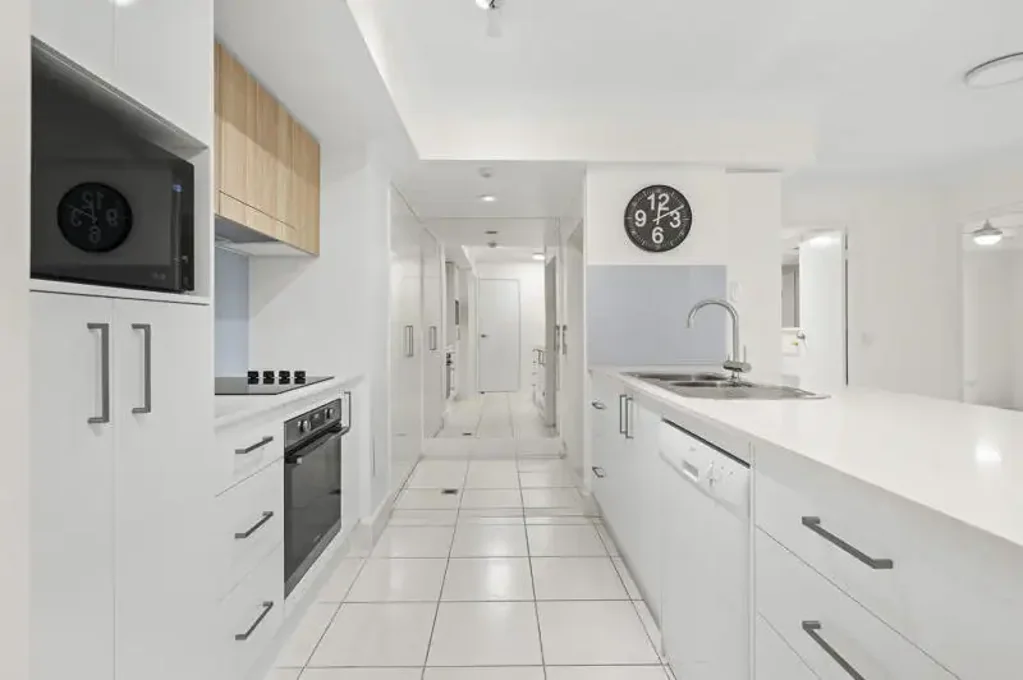 2 Bed, 2 Bath, Big Balcony in Main Beach