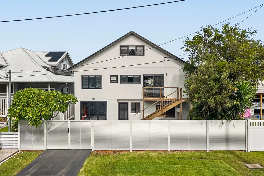 Davistown 5 Bedroom Spacious Family Home with Water Glimpses & Multiple Living Zones