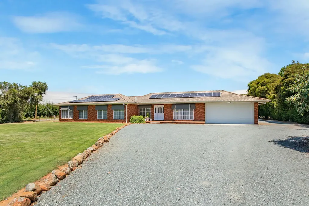 Shepparton East 4 Bedroom Lifestyle Property - 1 acre & Town Water !