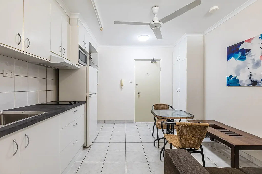 WELL PRESENTED FURNISHED CITY UNIT- BREAK LEASE