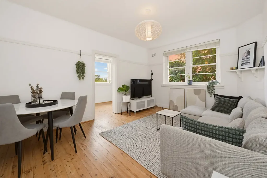BRIGHT & SUNNY 1 BEDROOM + SUNROOM IN THE MIDDLE OF BONDI
