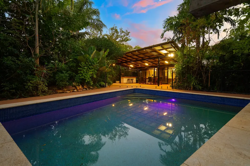 Rapid Creek 4房  Beautiful family oasis in standout setting!