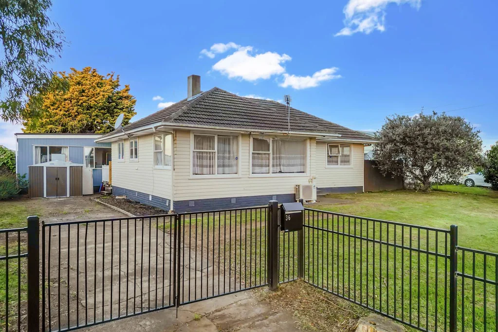 Otara 3ਬੈੱਡਰੂਮ Solid Home on 675m² with Sleepout--Vast Potential!