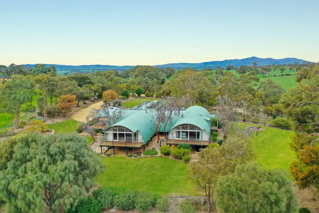 Moyston 3房  MILLION DOLLAR VIEWS – UNIQUE HOME ON THREE ACRES