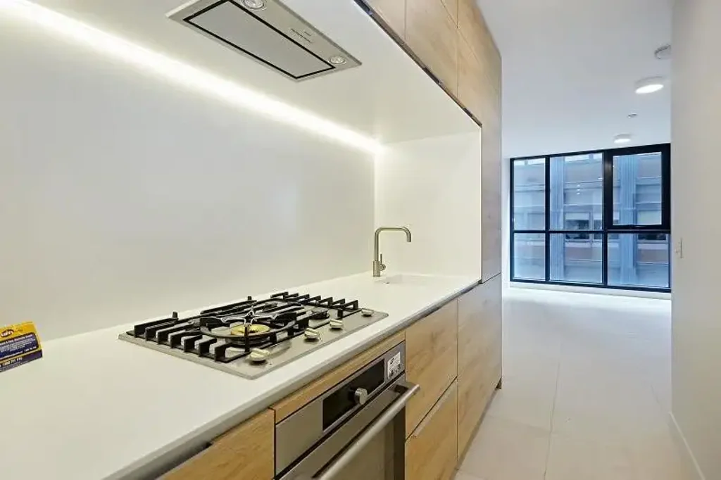Contemporary Living in Prime Albert Park Lake Location