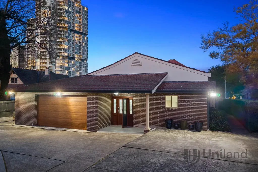 Epping 6房 经过翻新和扩建，提供宽敞的生活空间和独立自主的住宿 Renovated and extended for substantial living with self-contained independence