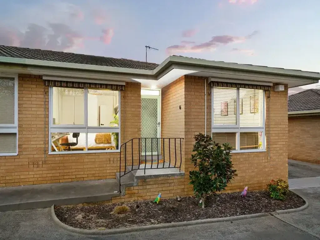 Stylishly Renovated Villa Unit in a Prime Lifestyle Location