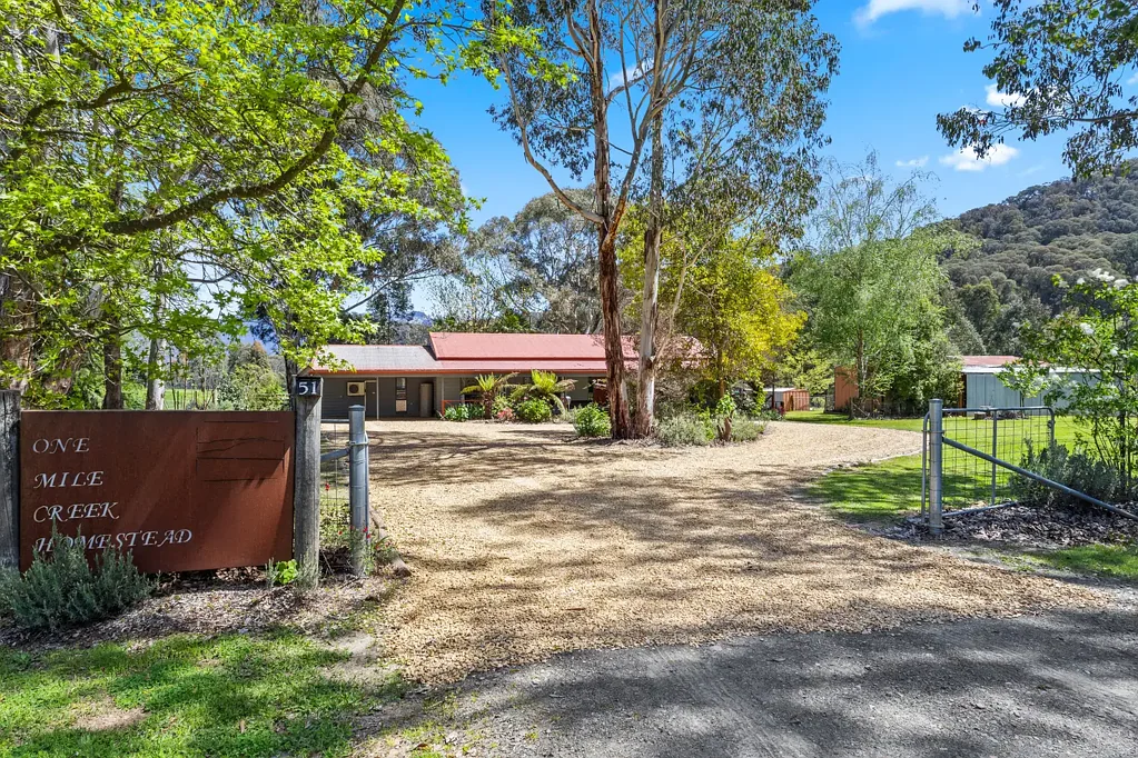 Porepunkah 3房  PRICED TO SELL: Picturesque Homestead with Breathtaking Mount Buffalo Views on a Rare 10-Acre Small Holding