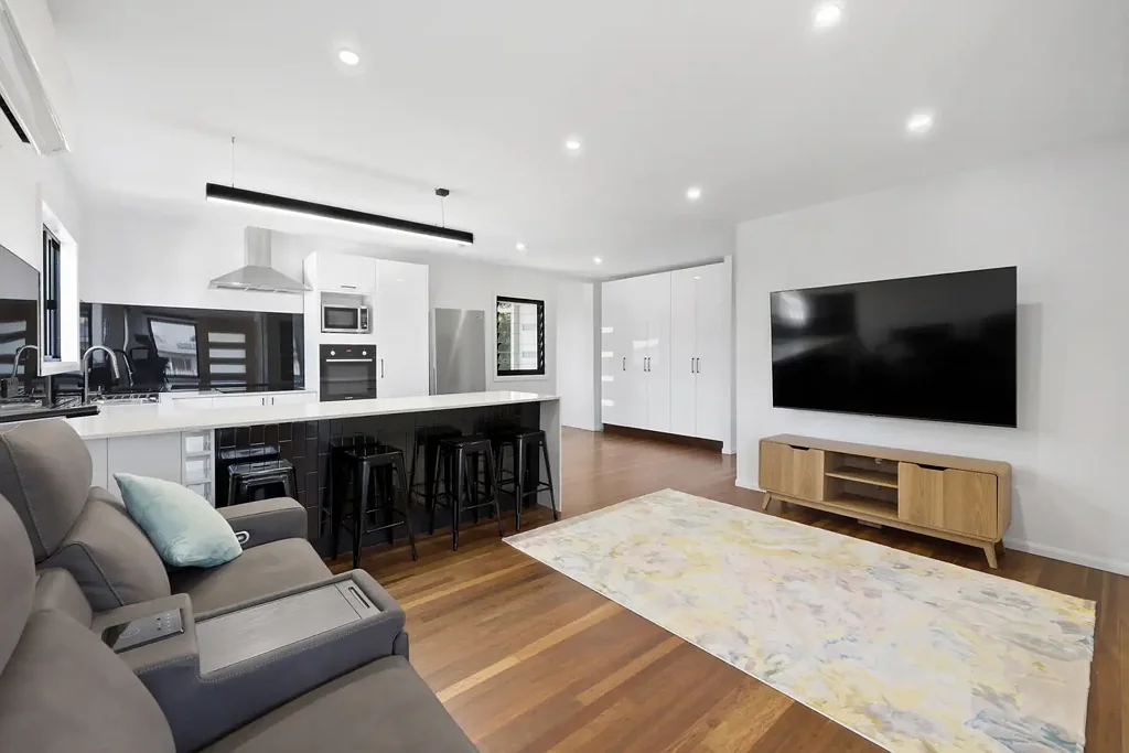 South Mackay 3房  Fully Renovated Highset in Prime Location - Room for Shed, Pool or Expansion