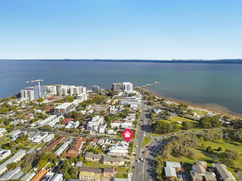 Woody Point 2房 Woody Point中心地带的海滨便利生活！ Coastal Convenience in the Heart of Woody Point!