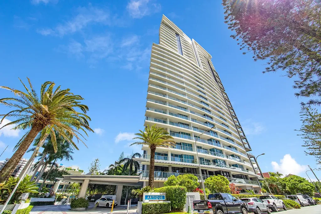 Surfers Paradise 2 Bedroom 25th Level in Artique - Sub Penthouse Style Views with A Beachside Prime Location - Walk to Beach!