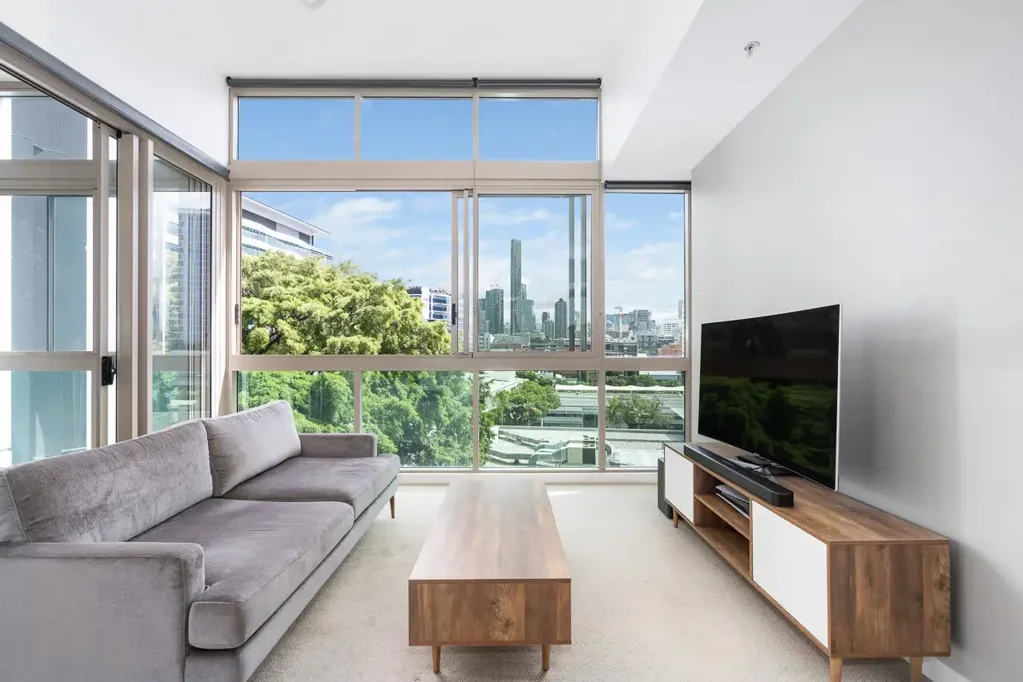 STYLISH ONE-BEDROOM APARTMENT WITH CAPTIVATING CITY VIEWS