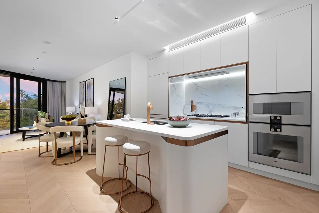 Sydney 2Moenga Luxurious East Facing Apartment in Opera Residences