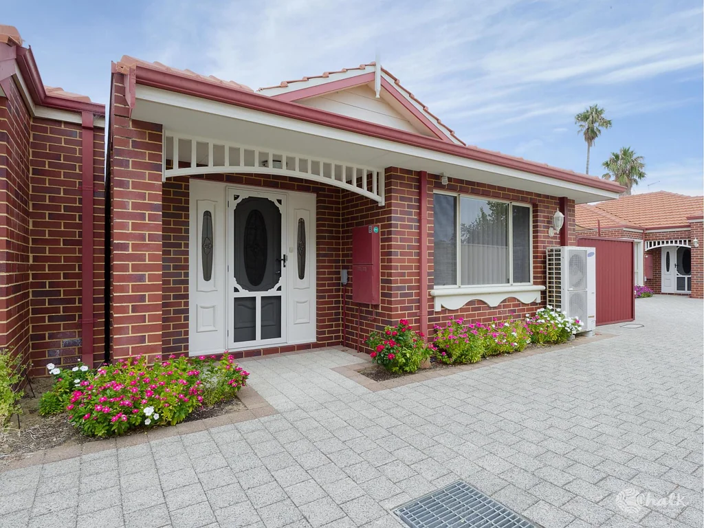 LOVELY UNIT BY THE BEACH!!!