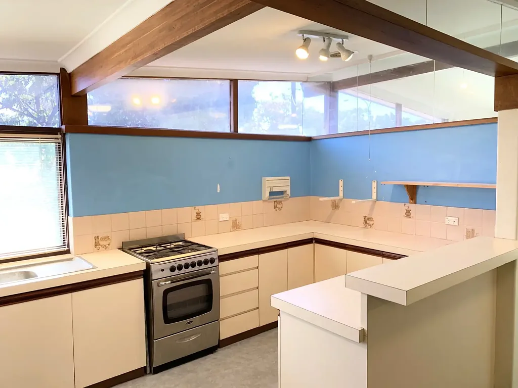 WALK TO BELMONT FORUM!!!!! @$680 per week