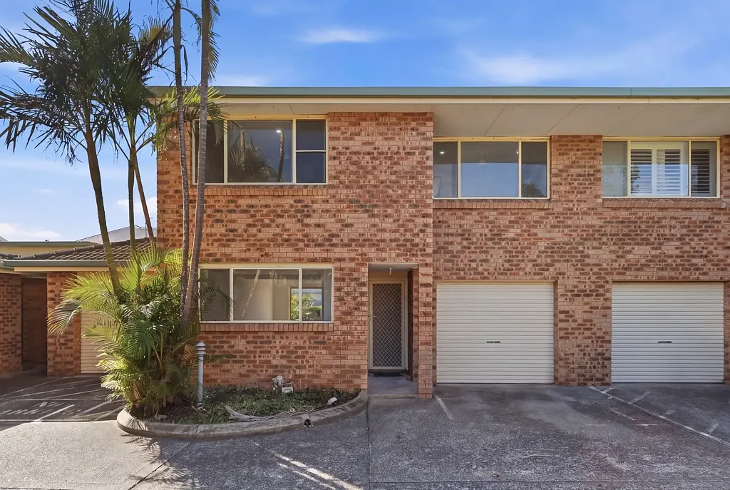 Coastal Luxury Townhouse – Brand New Interiors & Steps to the Sand