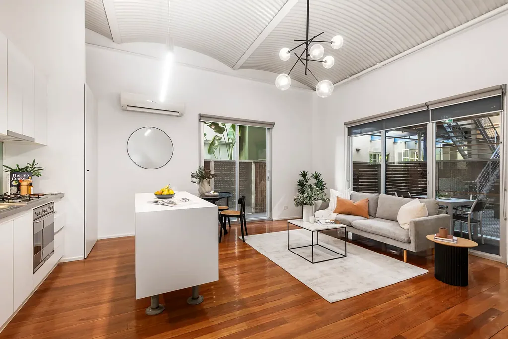 Prahran 2બેડરૂમ Warehouse Charm Meets Modern Comfort with 3 Courtyards