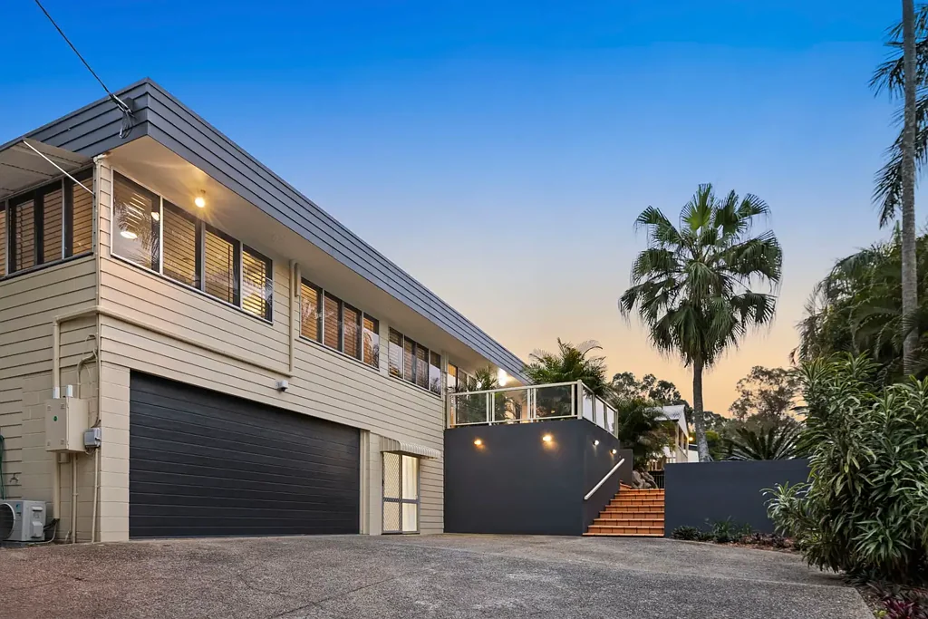 Kenmore 5ਬੈੱਡਰੂਮ Statement Family Home in One of Kenmore’s Most Coveted Pockets