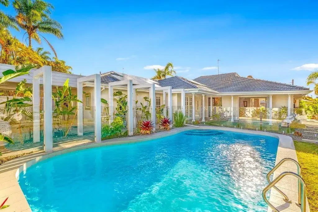 4 Bedroom Single Level Unfurnished Family Home in Paradise Waters!