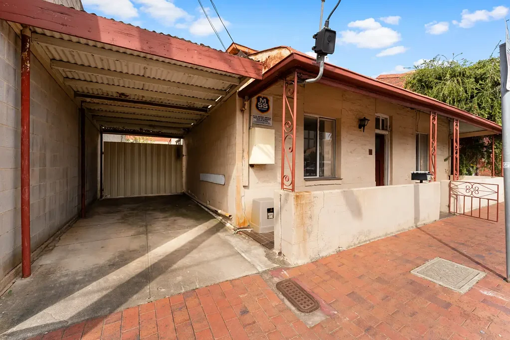Adelaide 3कमरा Original Solid Brick Home on Large 315sqm Allotment - No Heritage, Dual Access , Development Potential ?